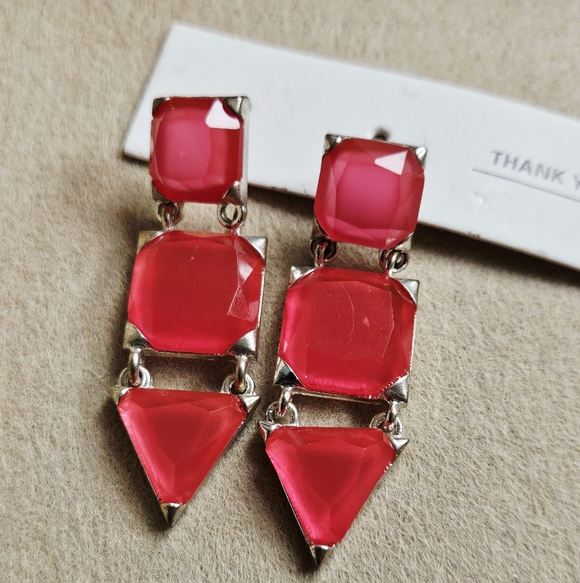 NWT! Gorgeous Pink Asymmetric Gem Dangle Earrings! - Picture 4 of 8